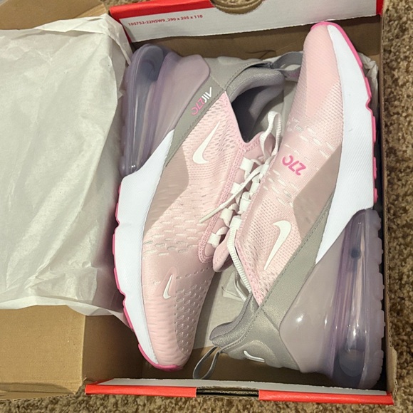 Women’s Nike Air 270 Shoes - Picture 2 of 8